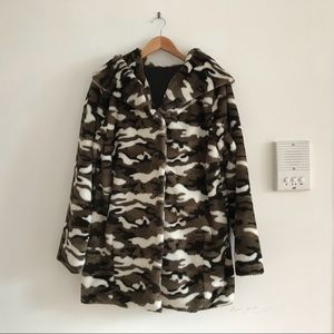 Camo faux fur coat | Dollskill